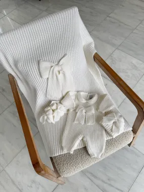 Beautiful Knitted Merino Wool Ivory/White Baby &nbsp;Blanket with Bow details.